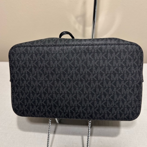 Michael - Michael Kors Black Bucket hand Bag with little dog charm - Picture 6 of 11